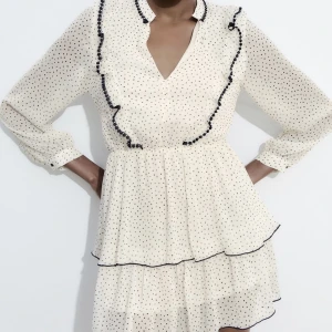 Studentklänning  - Jättefin prickig klänning från zara som är slutsåld! Aldrig använd och lappen är kvar! Storlek M men skulle säga att den passar både M och S! Köpt för 399 kr och säljer för 300+frakt!💗🙌