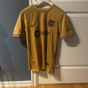 Barca tröja - Säljer min snygga Barca tröja i bra skick!