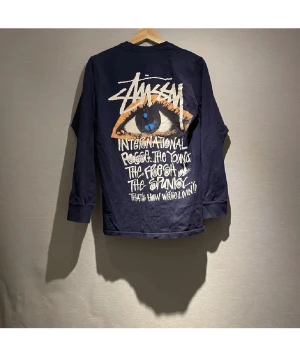 Långärmad stüssy tröja  - Långärmad stüssy tröja i storlek S, köpt här på plick! Jättesnyggt tryck både fram och bak. Jätteskönt tyg och snygg passform💙