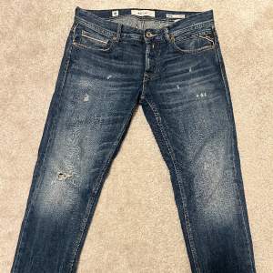 Tja säljer dessa replay jeans i storlek 31/32 med grover modellen. Byxorna är i fint skick och nypris ligger runt 1800. Pm för mer bilder 