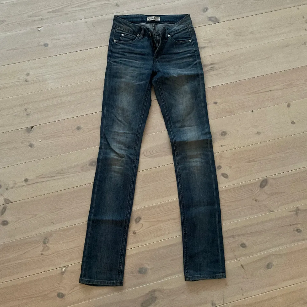 Lågmidjade snygga jeans från Acne Studios! Är lite osäkert på vilken storlek det är då det inte står.. Jeans & Byxor.
