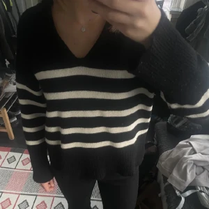 Stickad tröja  - Lånade bilder,  Stickad tröja från zara, använd få gånger så bra skick. Finns ej att köpa längre❤️