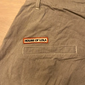 House of Lola byxa - Använda men är i mycket fint skick. Superskönt och lite lösa upptill. 