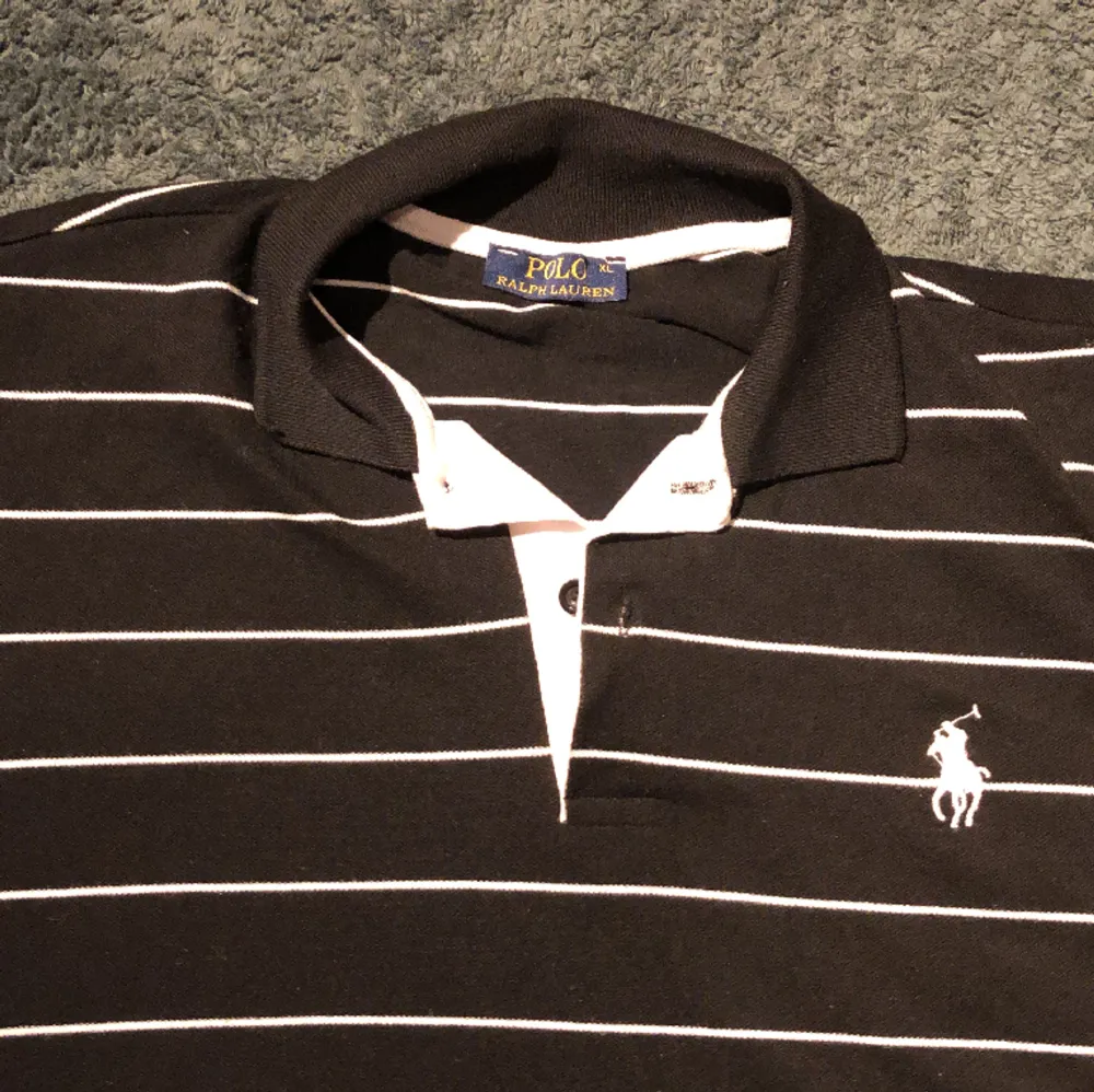 Polo Ralph Lauren T-shirt  Black color, Size Xl worn only once. Skjortor.