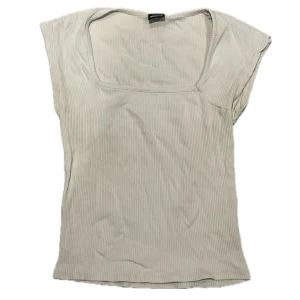 t-shirt - ribbad t-shirt/topp från gina tricot. OBS: står large på lappen men passar mig som har storlek S utan problem, skulle därför säga att den går att ha från size S-L men att den tightare på L, fråga gärna om bilder på hur den sitter på mig 💕💕