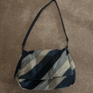Jeansväska  - Jeansväska från Zara. Använd ett fåtal gånger, nypris 559 kr. 
