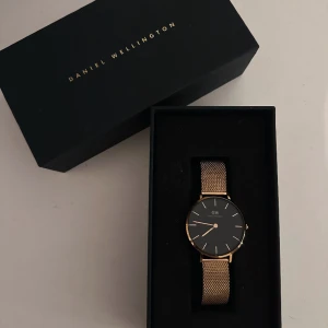 Daniel Wellington klocka  - Daniel Wellington i super fint skick, nästintill oanvänd!  Självklart äkta men har tyvärr inte kvitto då jag fått den i present.  Pris kan diskuteras!  