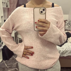 Stickad offshoulder - Supersöt Babyrosa stickad off shoulder tröja med lagom utsvängda armar. Inga defekter💓🫶🏽. 