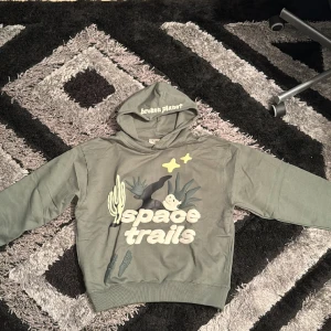 Broken planet Hoodie - Broken planet hoodie från black friday mystery drop.   Storlek M.  3 hoodies . Bud börjar från 1500kr . Kvitto finns .