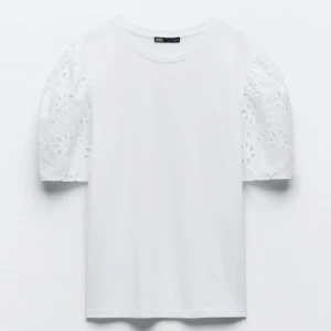 Zara tröja - Säljer den här jätte fina tröjan från zara, den är helt oanvänd och i väldigt bra skick. Inga defekter och den är som ny💞köpte för 229kr