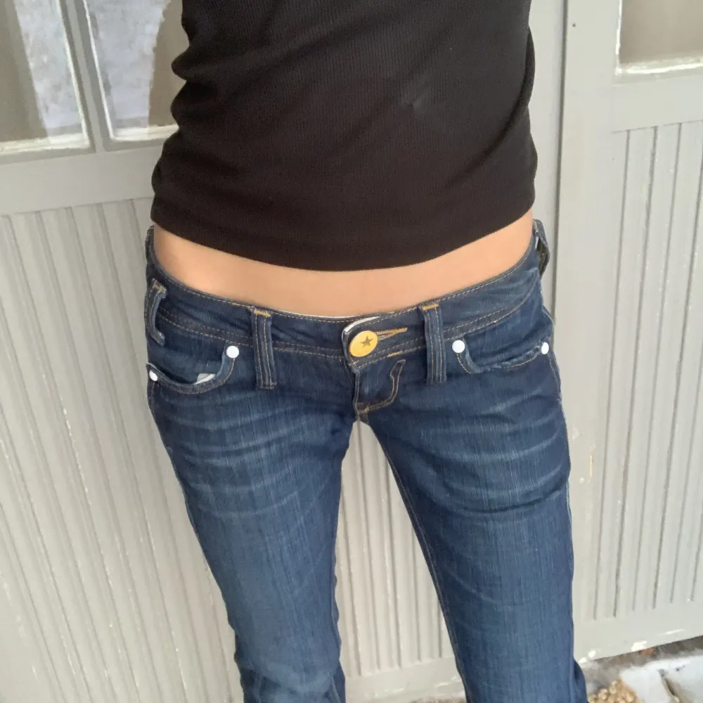 Super snygga och lågmidjade jeans i en fin mörkblå färg💕Midjemåttet är 34 och innerbenslängden är 74💗Kolla även in mina andra jeans❣️. Jeans & Byxor.