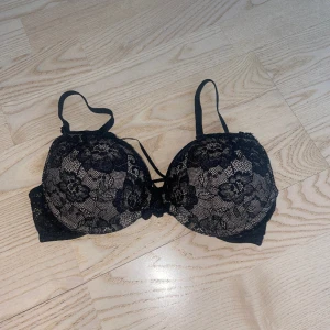 Spetsbh - Superpushup bombshell bh ifrån hm. Använd ett fåtal gånger och är därmed i mycket fint skick, såklart tvättad😊