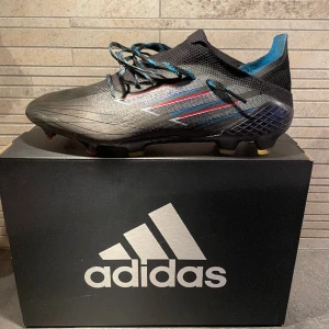 Fotbollsskor - Hej!😊 Säljer nu dessa delikatesser till ett rimligt pris. Ny pris 2349kr mitt pris 700kr. Använda under en tränings vecka och en cup i somras. Den ände defekten ser du på bild 3. Lite skrap från konstgräset men inget som märks när du spelar.😊⚽️