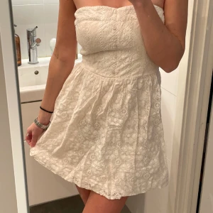 Abercrombie klänning - Abercrombie klänning. Använder ej! Perfekt för sommar/ midsommar! 💕passar s/xs ! 