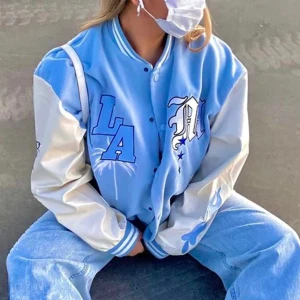 College jacka  - Säljer denna college jackan från Boohoo man i storlek XS men då den är oversized och från kill avdelningen passar den alla från XS-L i storlek. Jackan är i fint skick och slutsåld på hemsidan. Säljes för 300kr+frakt🌸🩵