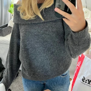 Offshoulder stickad! - Säljer denna supersnygga offshoulder tröjan från Hm! Perfekt nu till höst! 