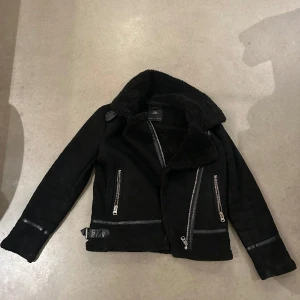 Jacka, Zara - Svart jacka från Zara i mockaimitation. Mycket gott skick! Storlek xs
