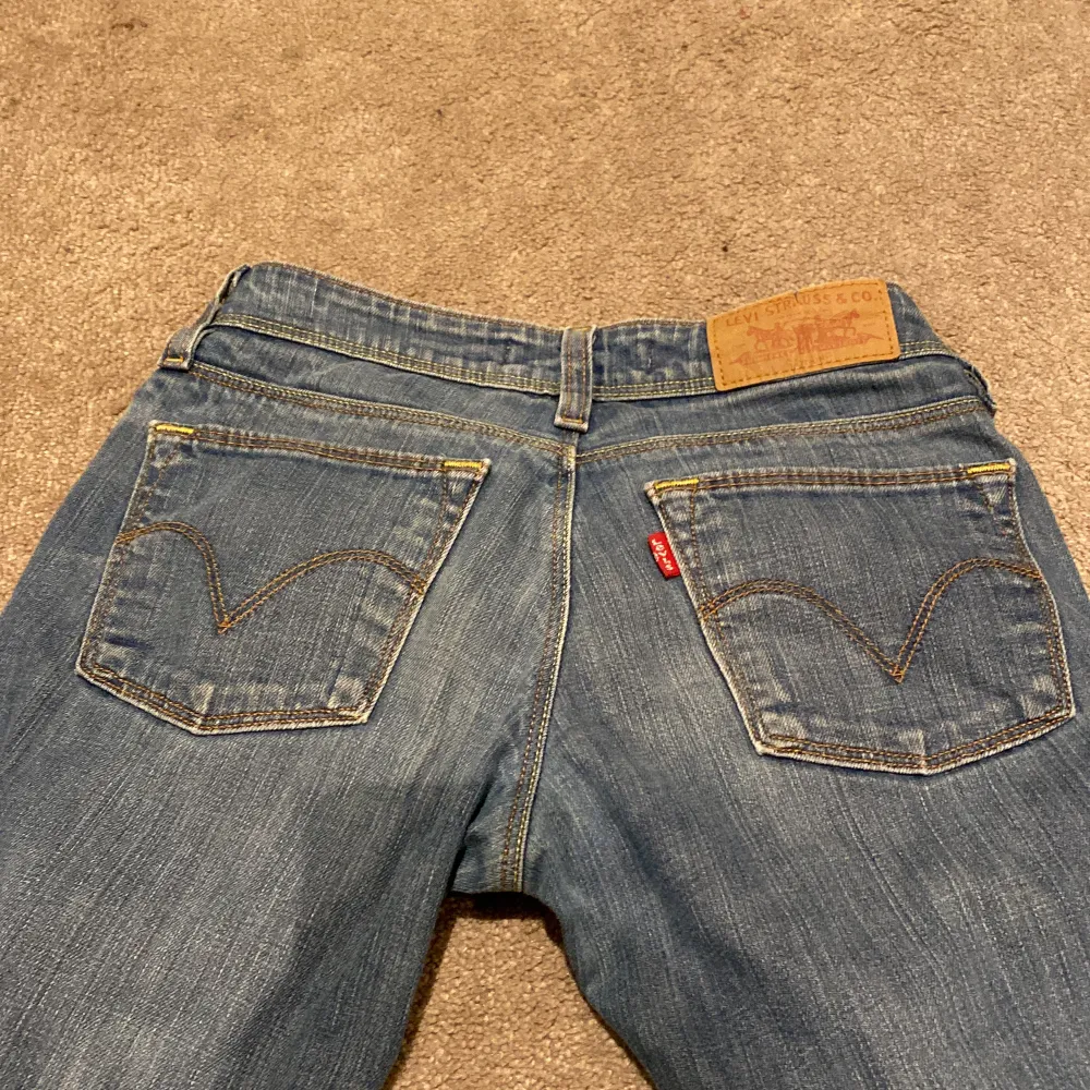 Säljer dessa vintage Levis jeans eftersom att jag inte använder dom längre. Längden passar bra på mig som är ungefär 1,55m men skulle även kunna passa 1,50-1,60 personer💕 Jag köpte jeansen för lite mer än 1000kr💕. Jeans & Byxor.