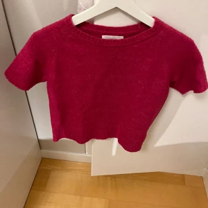 Stickad t-shirt - Super fin stickad t-shirt som kan kläs upp och ner. Är barn storlek men passar xs. Inga defekter förutom lite noppror. 