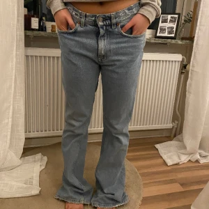 ACNE-jeans - Snygga bootcut-jeans från ACNE som jag aldrig använt då de är för stora 😓 Modellen på bilden är ca 157 🤩
