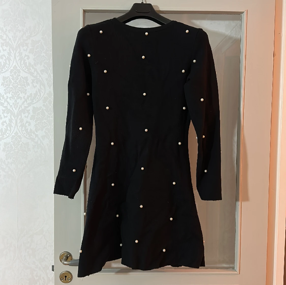 Elegant svart klänning från zara med pärlor  - 90