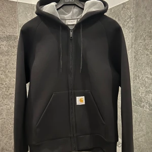 Carhartt Hood Jacket - Perfekt tjocktröja/jacka nu inför vintern. Skick 9/10. Storlek Medium.  Nypris 2,300kr 