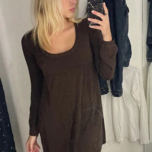 Stickad klänning - Kort brun stickad klänning från Ginatricot, perfekt till jul ! Skriv för fler bilder, pris går att diskutera.