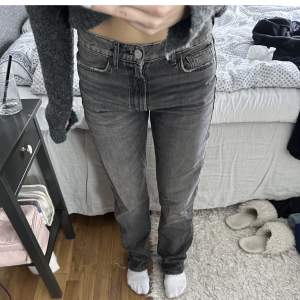 Grå jeans från Zara. Använda väldigt sparsamt, mycket bra skick