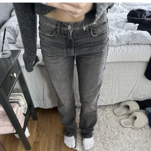 Jeans  - Grå jeans från Zara. Använda väldigt sparsamt, mycket bra skick
