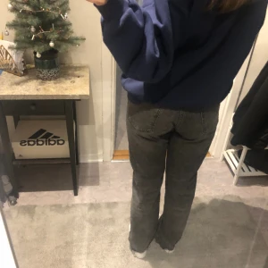 Tvär snygga gråa jeans - Dem är sååå fina men kommer ej till användning. Köpte dem från Zara några månader sen och köpte dem för 249kr. Jätte bra kvalite.😍Jag är 170cm