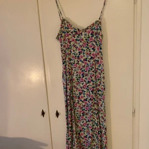 Blommig klänning  - Blommig i princip oanvänd klänning från zara. Storleken är M men liten i storleken! 