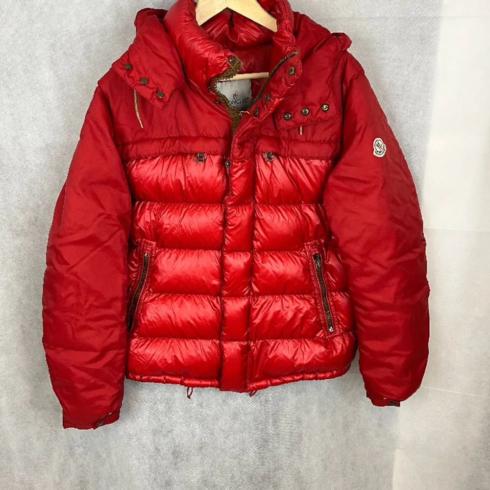 Riktigt skön vintage moncler jacka i väldigt fint skick. Utöver att dragkedjan har bytts ut. Annars prima skick. Storlek M/S ungefär, funkar för vintern. Modellen är 184. Jackor.