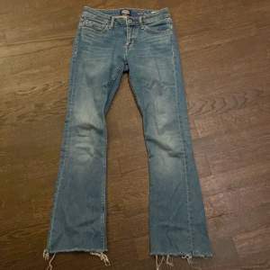 Dessa jeans som jag älskar otroligt mycket så det är både bekväma men också väldigt snygga ❤️det har fin detalj på bakfickan och är både low waist och bootcut, dessa är perfekta nu till vintern men och när våren kommer 🌸❄️ kan sänka mig i pris så kontakta