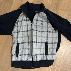 Fred Perry zip (tracksuit) - Fräsch fred Perry tröja, använt ganska lite och ser relativt ny ut.