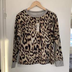 Säljer denna tröja med leopardmönster, storlek S. Helt oanvänd💓