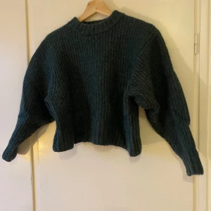 Mörkgrön tröja - Grovstickad tröja, köpt på monki för några år sedan. Legat oanvänd i garderoben länge då den tyvärr blivit för liten för mig.   Storlek S 