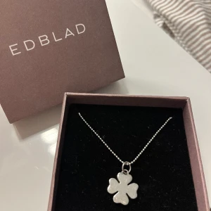 Halsband - Ett superfint silverhalsband från edblad, använt ett fåtal gånger✨ Vid fler frågor/ bilder kontakta mig!
