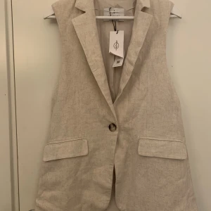 Väst - Super fin väst som aldrig använts!