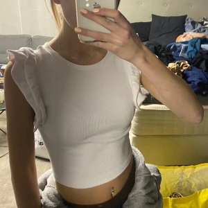 Vitt gulligt linne!💕 - Säljer då de inte riktigt är min stil, linnet är i knappt använt, därav bra skick!  Osäker vad jag vill sälja för, men kan tänka mig att sälja rätt billigt  