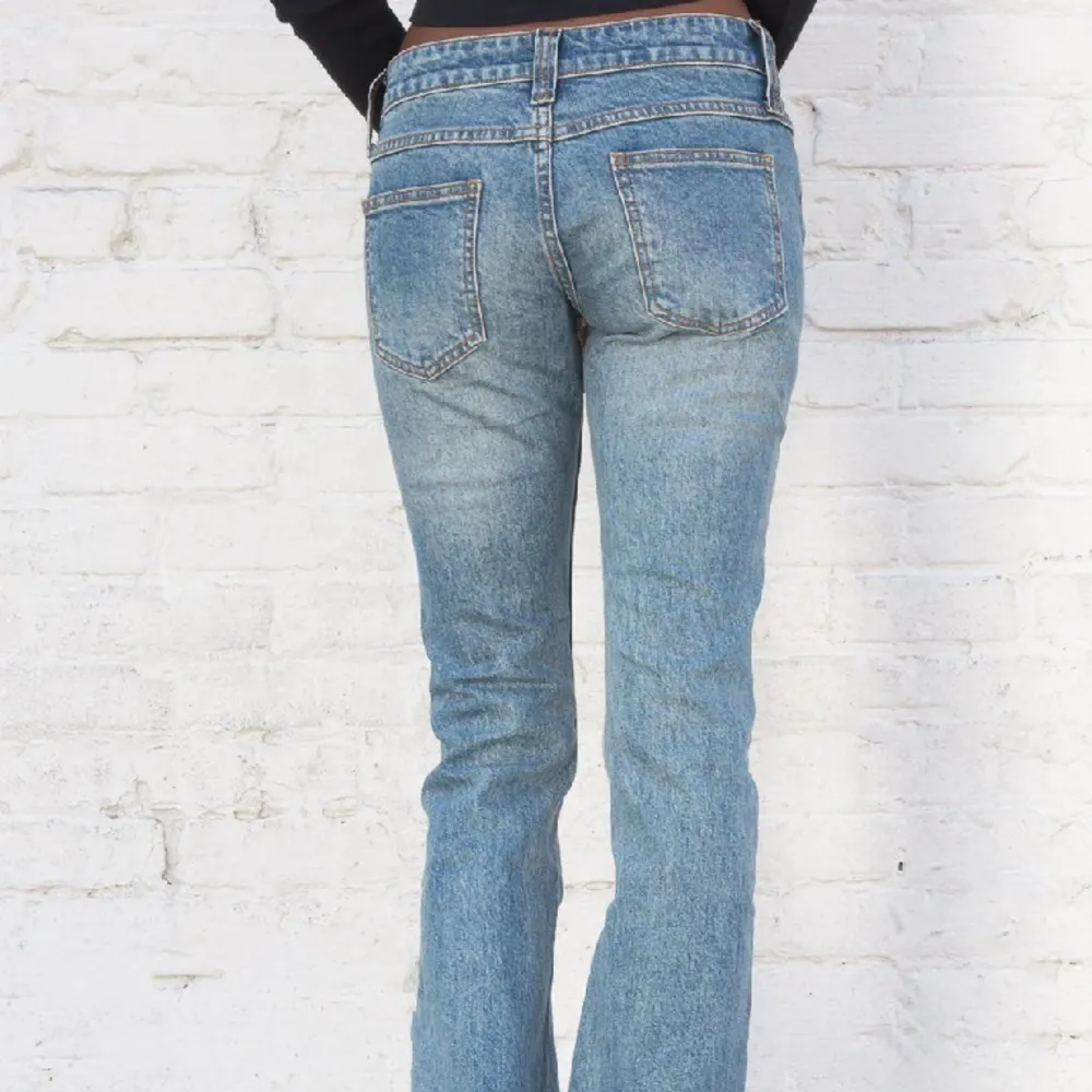 säljer dessa superfina brandy melville jeans i modellen kylie eftersom de är för små. De är i nyskick och använda ca 2 gånger💗. Jeans & Byxor.
