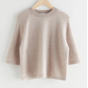 Stickad T-shirt  - Säljer min stickade t-shirt från other stories i storlek xs❤️ nypris 690kr