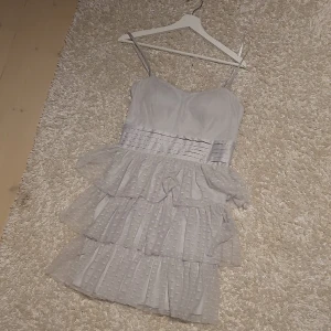 Grå fin klänning  - Supersöt grå klänning från gina tricot som tyvärr inte kommer till användning. De är använd en gång bara och i nyskick. Jättefin till sommaren🩶