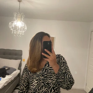 Nelly tröja  - Säljer denna tröja från Nelly då jag köpte den i somras men aldrig använde den storlek 38 men sitter med som en s/m då tyget inte är strechigt originalpris 399