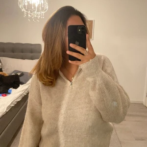 Halv zip  - Säljer denna då den aldrig kom till någon användning heller halv zip från hm i beige orginal pris 499