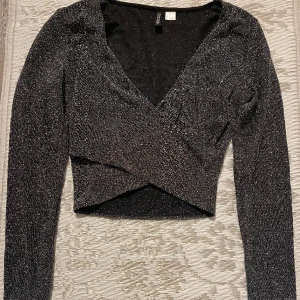 Topp - Jättefin omlott glittertopp från H&M. Använd 1 gång, superfint skick.🖤🤍
