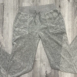 Juicy byxor - Försiktigt använda juicy byxor, använda Max 3 gånger. Är för stora för mig därför jag säljer.