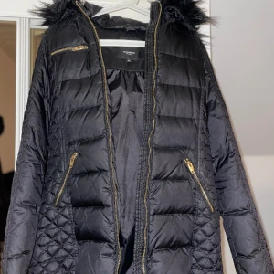 Vinterjacka  - Säljer vinterjacka från ROCKANDBLUE med avtagbar päls. Inga defekter och väldigt bra skick. Endast använd en vinter men kommer inte till användning längre. Nypris 3600kr🤍