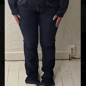 Blåa Lågmidjade jeans med snygga detaljer på fickorna. Modellen är 153 cm så därav långa. Passar 160 cm
