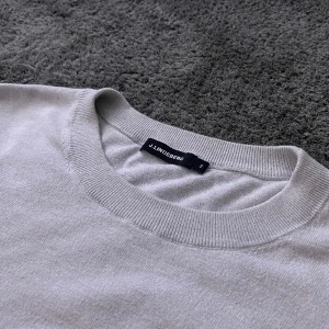 J.Lindeberg sweatshirt  - Svin snygg J.Lindeberg sweatshirt i storlek M (är 184 väger 75 på bilden). Bra skick 8,5/10 hör gärna av er vid fler frågor😁
