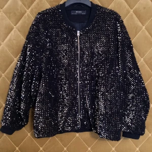 Bomberjacka/tröja ZARA - Bomberjacka/tröja med guld paljetter. Strl S (obs! Oversize) köparen står för frakt eller möts upp i Göteborg 